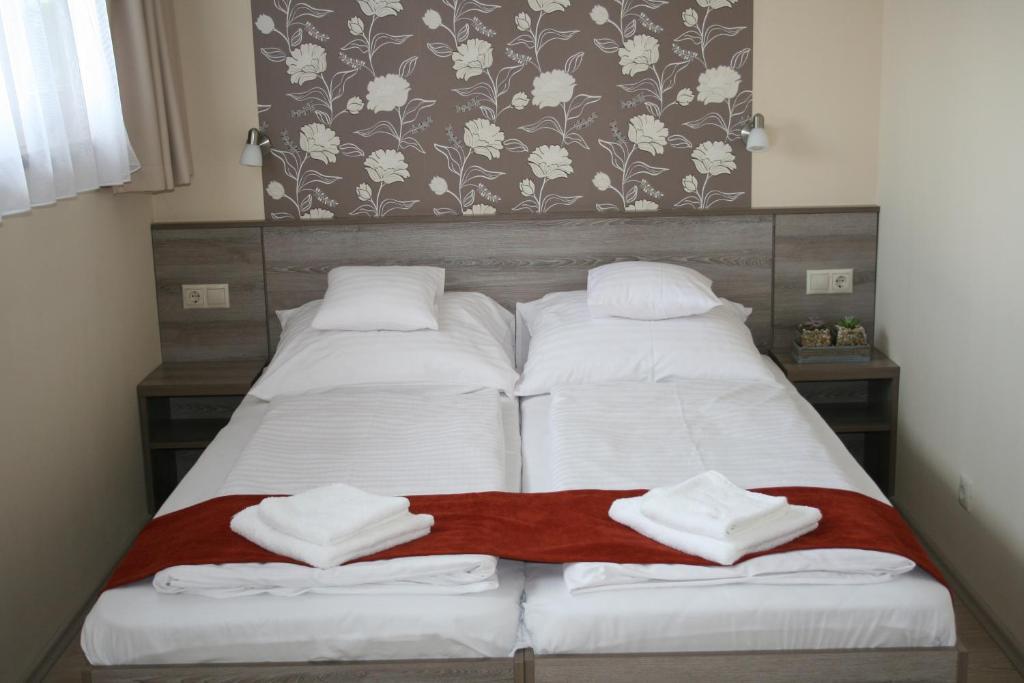 Piroska Csarda Es Panzio Bed & Breakfast Siofok Bagian luar foto